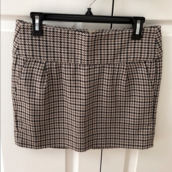 Banana Republic herringbone mini-skirt - Picture 2 of 3